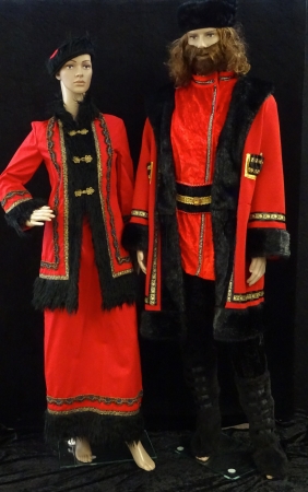 Zar: schwarze Hose,roter Kosackenhemd, schwarze Bauchschärpe, rot. Mantel, Pelzmütze, rot-schwarz-gold